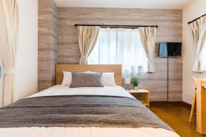 מיטה או מיטות בחדר ב-Bijou Suites Ferries Wheel View