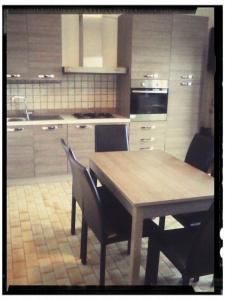 cocina con mesa de comedor de madera y sillas en Villetta Scolacium, en Borgia