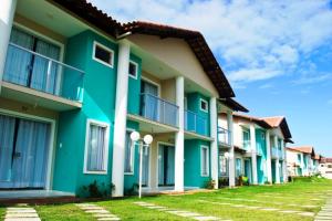 una fila de casas verdes y blancas en Apartment Mont Moria, en Porto Seguro