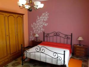 ザッフェラーナ・エトネーアにあるLa Valle dell'Etnaのベッドルーム1室(ベッド1台、赤と白の毛布付)