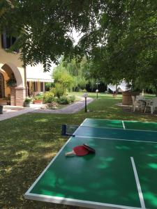 una mesa de ping pong en medio de un patio en Ca l'oasi, en San Donà di Piave