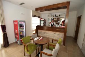 Lounge nebo bar v ubytování Apis Hotel