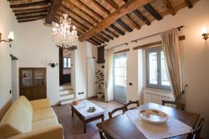 ein Wohnzimmer mit einem Sofa und einem Tisch in der Unterkunft Casa Vacanza Il Tiglio in Sassoferrato