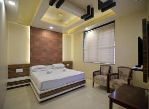 Giường trong phòng chung tại Hotel Radhe Krishna