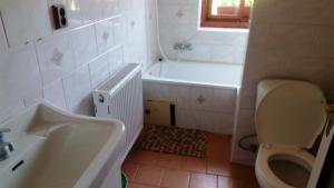 un bagno con vasca, WC e lavandino di U Tří Koček a Jablonné v Podještědí
