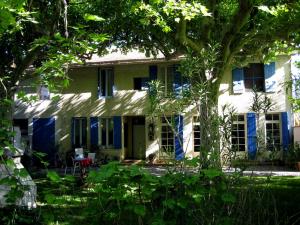 諾沃的住宿－Mas De La Pomme De Pin，一座带蓝色门窗的旧房子
