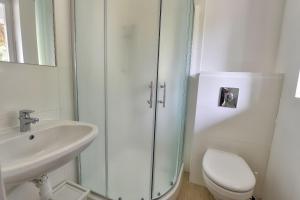 Kúpeľňa v ubytovaní Villa Oliver 3 Siófok