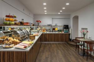 Comida en o cerca de este hotel