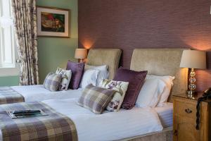 a hotel room with two beds with pillows at Port Charlotte Hotel in Port Charlotte