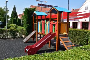 un parque infantil con un tobogán y un tobogán en Paprika Panzió en Hegyeshalom