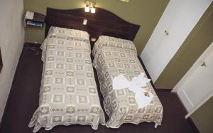 2 Betten mit Kissen auf einem Zimmer in der Unterkunft Hotel Selby in San Juan