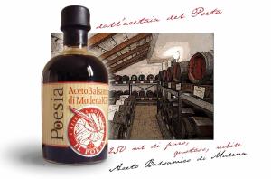 una bottiglia di vino con foto di una cantina di B&B Acetaia Il Mulino Di Navicello a Modena