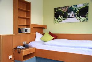 Postel nebo postele na pokoji v ubytování Hotel Garni Vier Jahreszeiten
