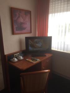 A television and/or entertainment centre at WH Monteurhotel Papenburg Nord