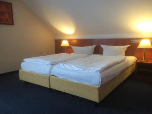 Un pat sau paturi într-o cameră la WH Monteurhotel Papenburg Nord