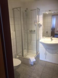 Bathroom sa WH Monteurhotel Papenburg Nord