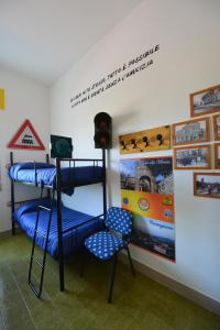 アルバ・アドリアティカにあるOstello La Stazioneの二段ベッド2台と看板が備わる客室です。