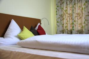 Postel nebo postele na pokoji v ubytování Hotel Garni Vier Jahreszeiten