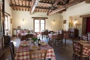 a restaurant with tables and chairs in a room at Agriturismo Santa Giusta in Poggio San Lorenzo