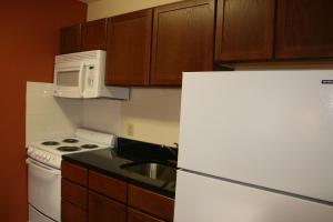 Кухня или мини-кухня в Affordable Suites Sumter
