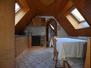 uma cozinha com uma mesa com uma toalha de mesa branca em Haus Anna em Sendelbach