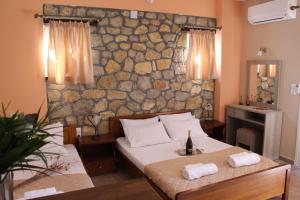 レフカダにあるAlkionisの石壁のベッドルーム1室