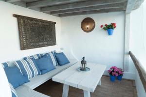 sala de estar con sofá blanco y mesa en El Cobijo de Vejer en Vejer de la Frontera