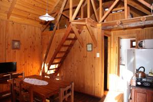 كومبليجو إل سيبو في فيكتوريا: غرفة خشبية مع طاولة خشبية ودرج
