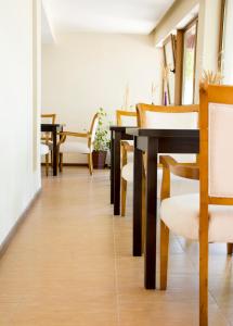 a dining room with a table and chairs at Pensiunea 4 Salcii in Băltenii de Sus