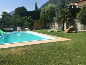 una piscina nel cortile di una casa di Weingut Zundlhof a Bolzano