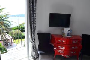 TV a/nebo společenská místnost v ubytování Hotel Villa Des Anges