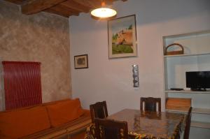 サン・ミニアートにあるPoggio delle Capreのリビングルーム(テーブル、ソファ付)