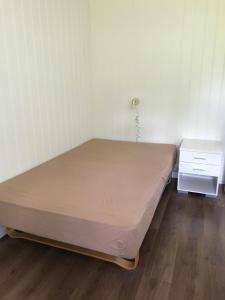 łóżko w pokoju z małym stołem w obiekcie Hybeltunet w mieście Meråker