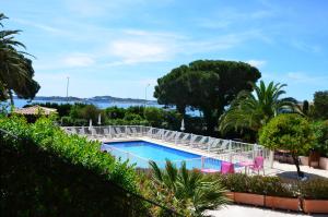 Bazén v ubytování Hotel Villa Des Anges nebo v jeho okolí