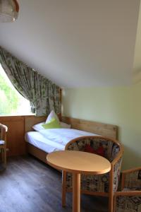 Postel nebo postele na pokoji v ubytování Hotel Garni Vier Jahreszeiten