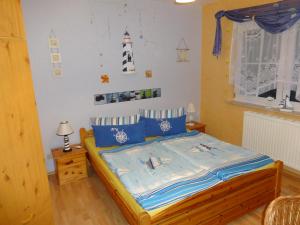 グロヴェにあるFerienwohnung Csallnerのベッドルーム(青い枕のベッド1台付)