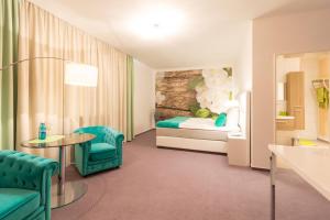 ブランデンブルク・アン・デア・ハーフェルにあるMarina Niederhavelのベッド、テーブル、椅子が備わるホテルルームです。