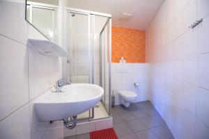 A bathroom at wombat´s CITY Hostel - Berlin