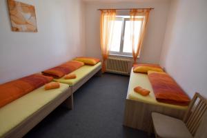 Posteľ alebo postele v izbe v ubytovaní Penzion Na Rozcestí
