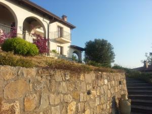 uma parede de pedra ao lado de uma casa em B&B Anna Maria em San Giovanni a Piro