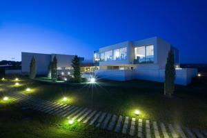 ein großes Gebäude mit Lichtern in der Nacht davor in der Unterkunft Finca Prats Hotel Golf & Spa in Lleida