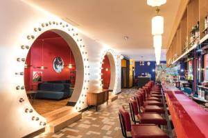 a restaurant with a row of chairs and an archway at La Guitoune in Pyla-sur-Mer