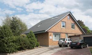 una casa con una macchina parcheggiata di fronte di Strandhaus-Susi a Cuxhaven
