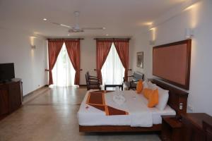 Een TV en/of entertainmentcenter bij Refresh Hotel Hikkaduwa
