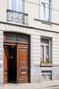 a building with a wooden door and a balcony at Atlas B&B in Ghent +26 photos
