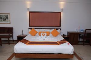 Een bed of bedden in een kamer bij Refresh Hotel Hikkaduwa