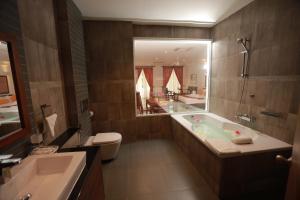 Een badkamer bij Refresh Hotel Hikkaduwa