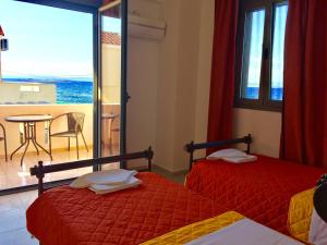 2 camas en una habitación con vistas al océano en Nitelli's Houses en Skála Néon Kydonión