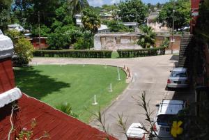 uma vista para uma rua com carros estacionados num parque de estacionamento em Charming Old World Apartment em Bridgetown