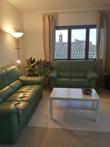 ein Wohnzimmer mit einem Sofa und einem Couchtisch in der Unterkunft apartament Sant Pere in Sant Pere Pescador